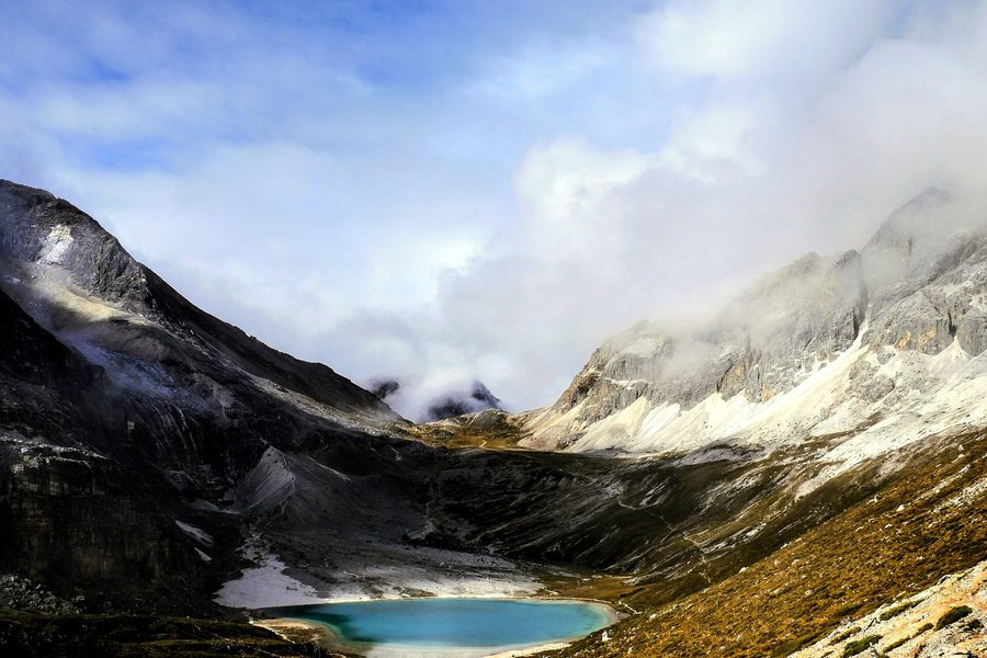 稻城亚丁的雪山与高原湖泊
