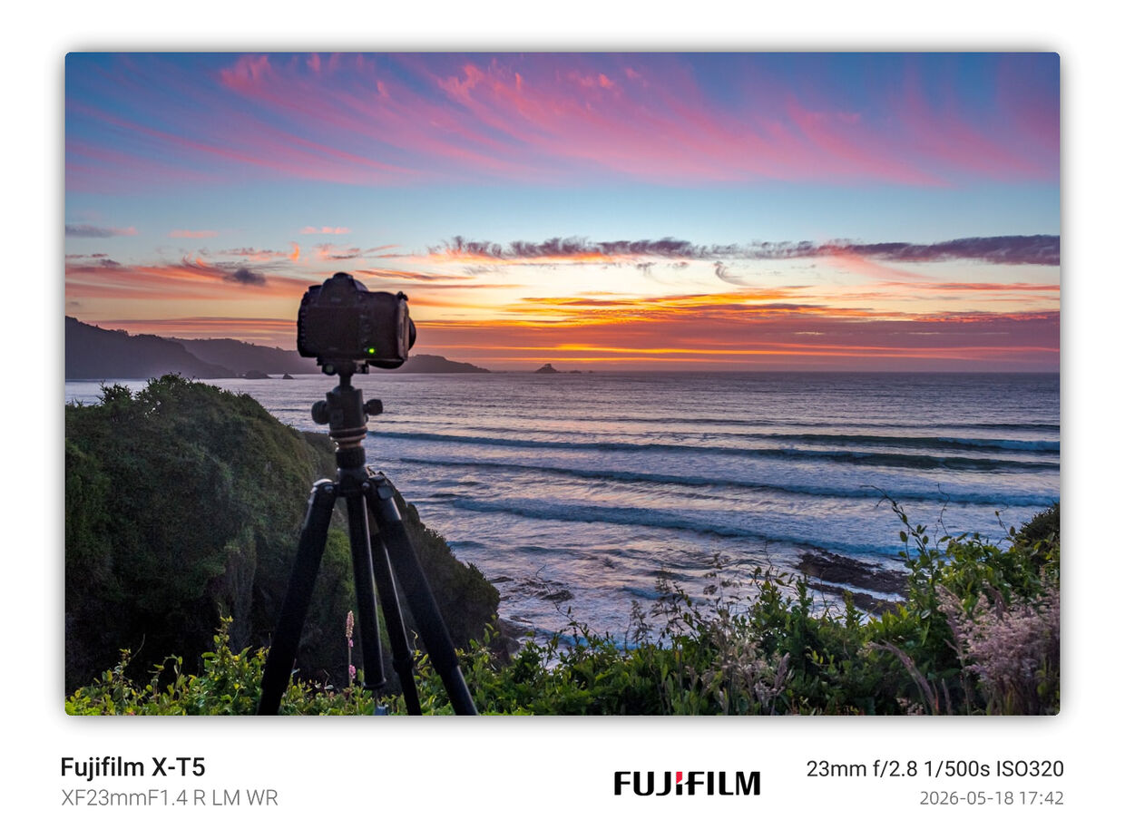 海边日落的横构图照片加了白色圆角边框，下方参数条写着 Fujifilm X-T5、XF23mmF1.4 R LM WR 与 23mm f/2.8 1/500s ISO320