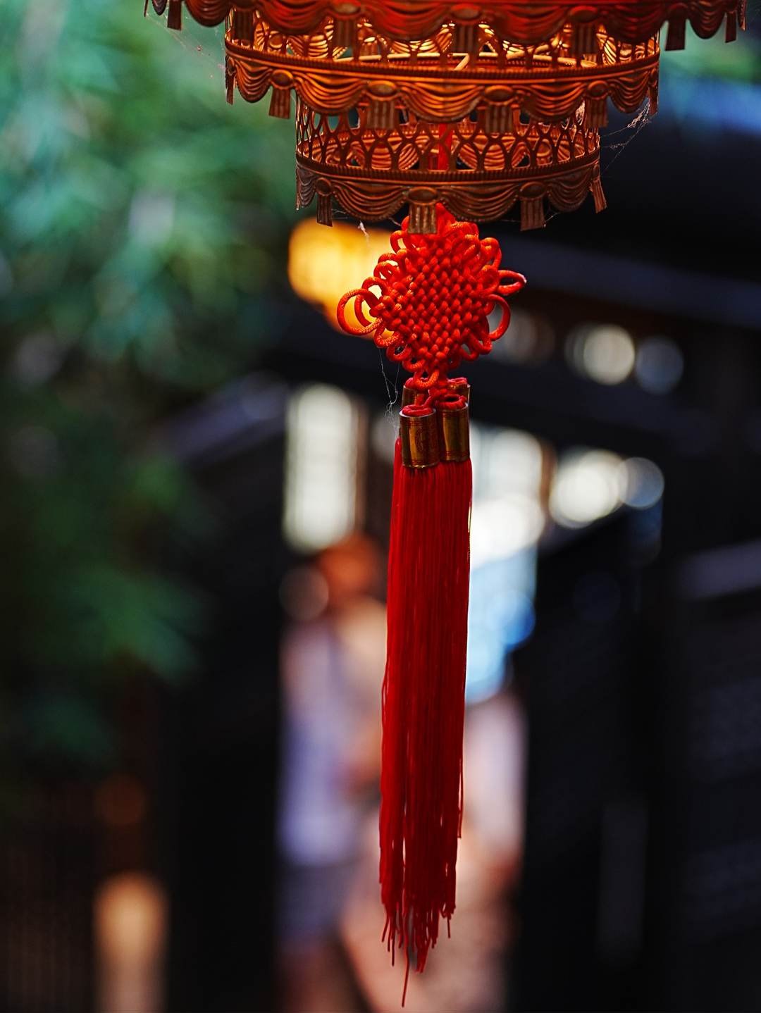 加水印前的原图：屋檐下的红灯笼与中国结流苏